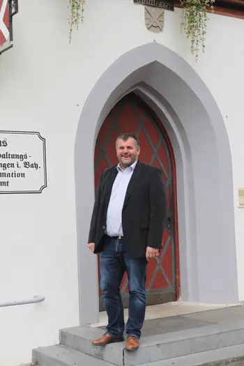 VG-Vorsitzender und 1. Bürgermeister von Megesheim Karl Kolb vor der Rathaustür